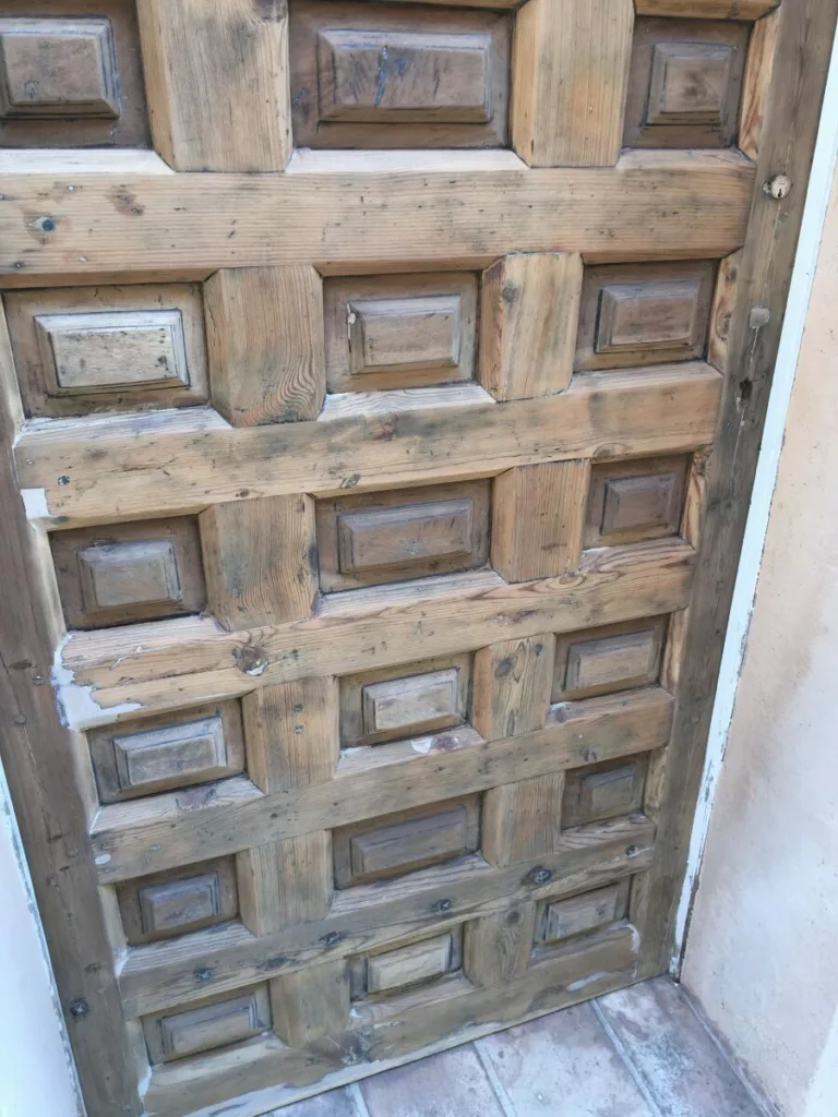 porte en chêne poncée et réparée