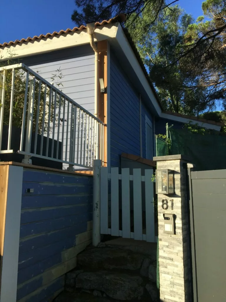 Chalet en bois se situant dans le Golfe de Saint-Tropez avant rénovation, peinture écaillée