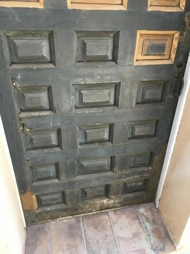 porte en chêne avant ponçage et réparation